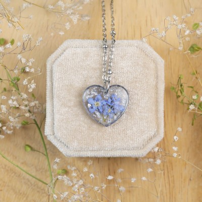 Classic heart necklace with forget-me-not