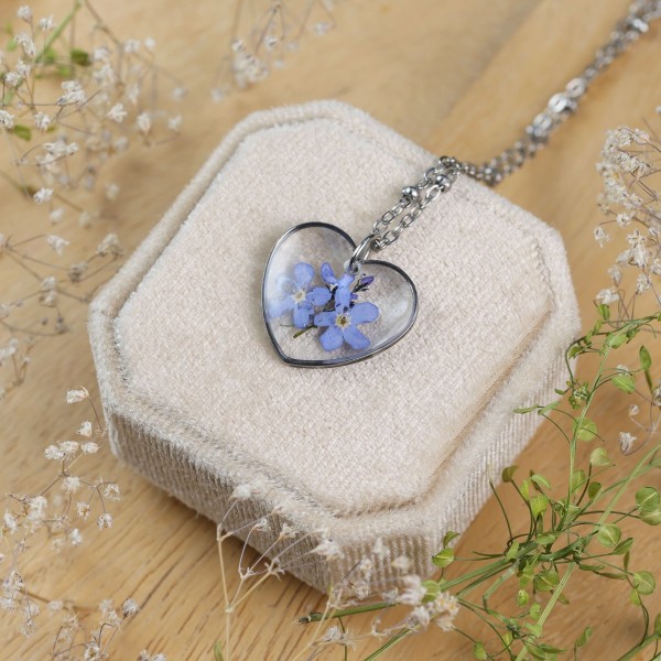 Classic heart necklace with forget-me-not