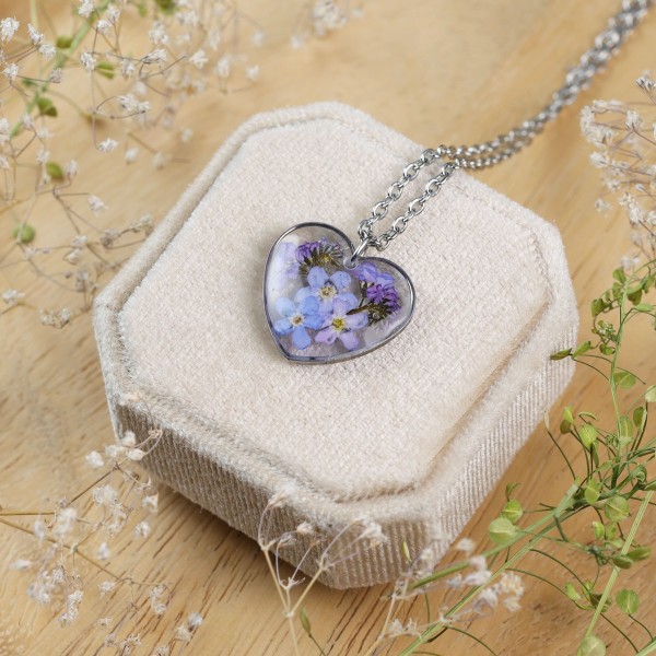 Classic heart necklace with forget-me-not