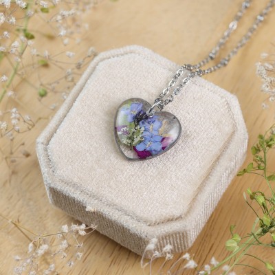 Classic heart necklace with a bouquet of flowers