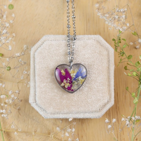 Classic heart necklace with a bouquet of flowers