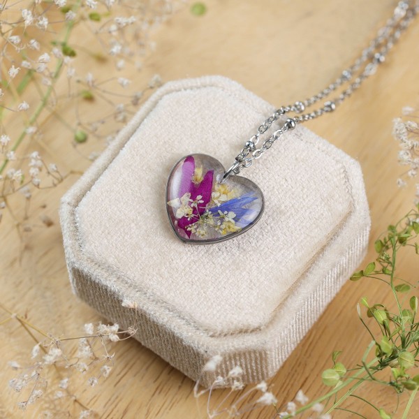 Classic heart necklace with a bouquet of flowers