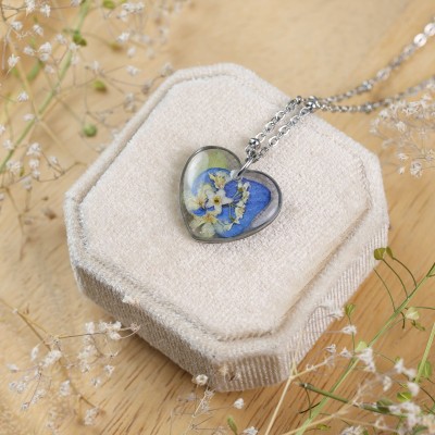 Classic heart necklace with a bouquet of flowers