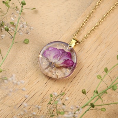 Classic rose necklace