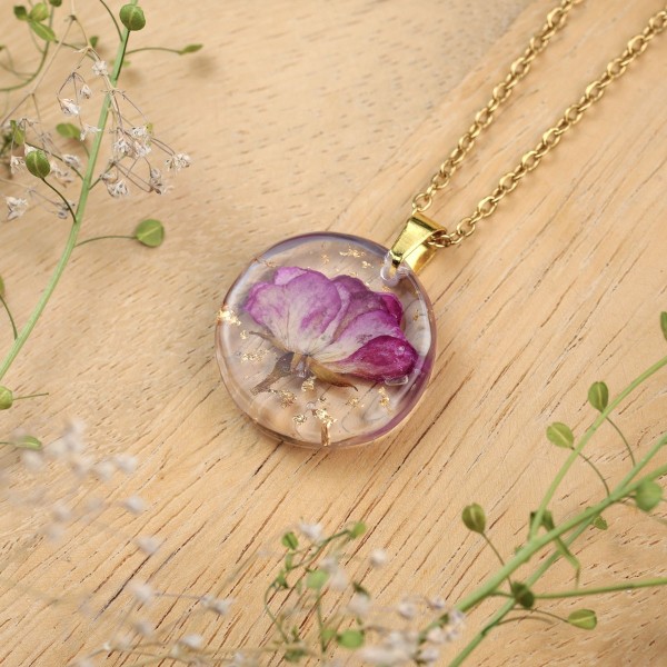 Classic rose necklace