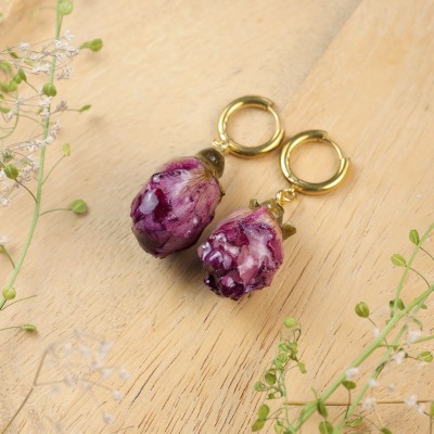 Earrings with embedded rose buds