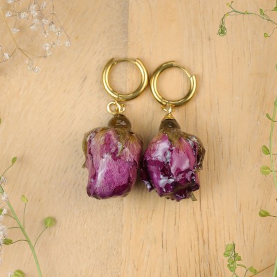 Earrings with embedded rose buds
