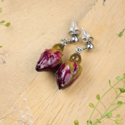 Earrings with embedded rose buds