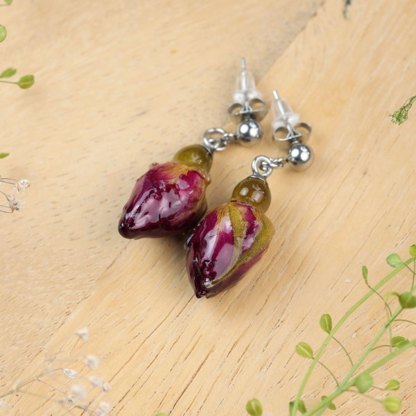 Earrings with embedded rose buds