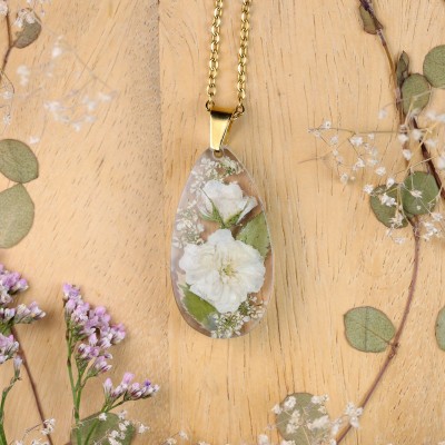 Classic dimensional rose necklace