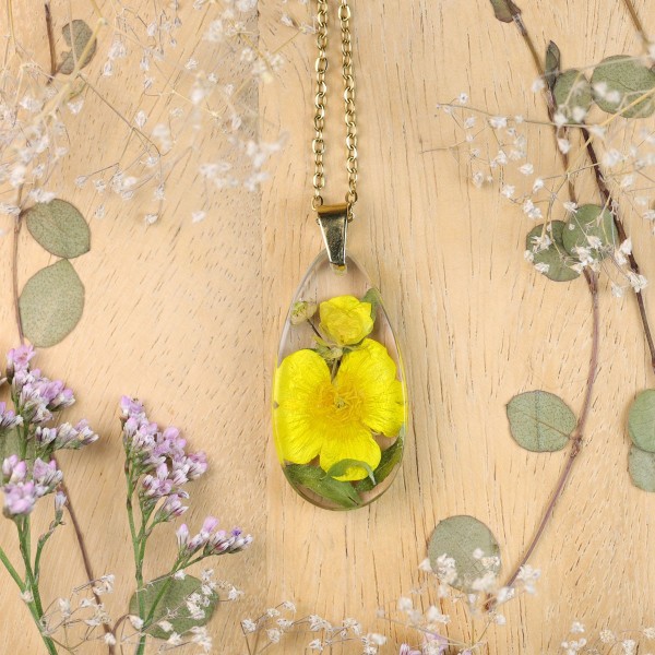 Classic dimensional necklace with a marsh marigold