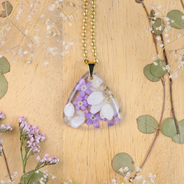 Classic dimensional necklace with a bouquet of flowers