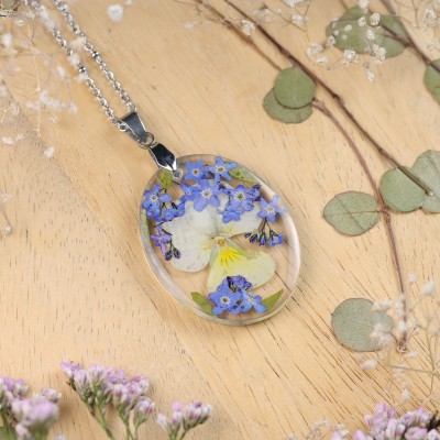 Classic dimensional necklace with a bouquet of flowers