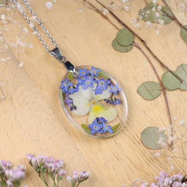 Classic dimensional necklace with a bouquet of flowers