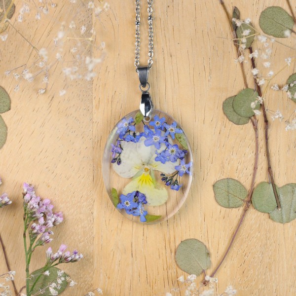 Classic dimensional necklace with a bouquet of flowers