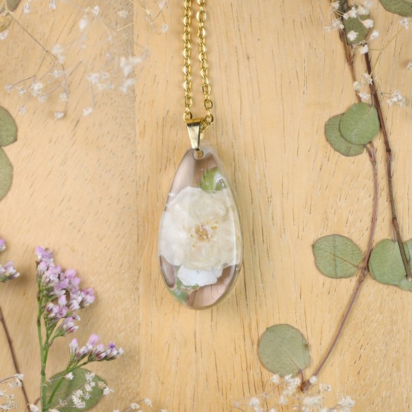 Classic dimensional rose necklace