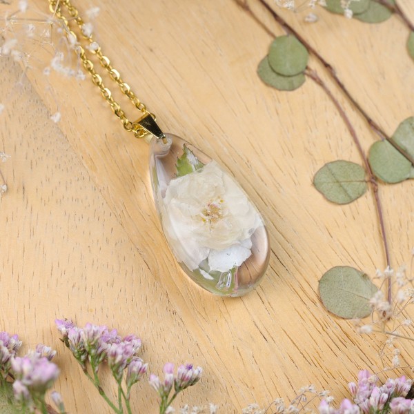 Classic dimensional rose necklace