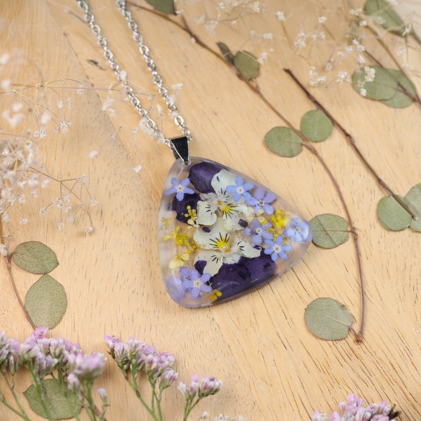 Classic dimensional necklace with a bouquet of flowers