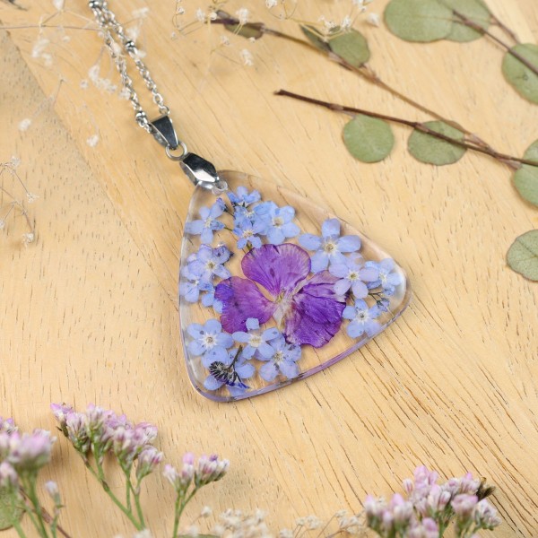 Classic dimensional necklace with a bouquet of flowers