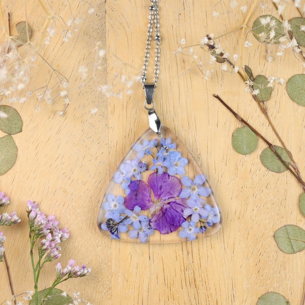 Classic dimensional necklace with a bouquet of flowers