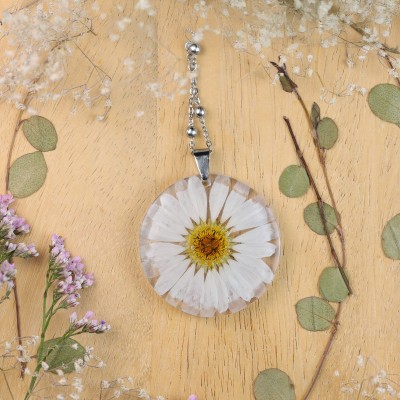 Classic dimensional daisy necklace