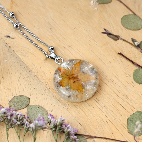 Classic dimensional necklace with a wildflower