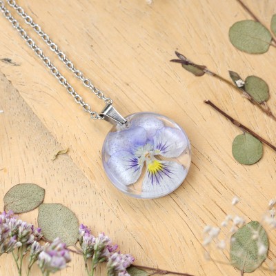 Classic dimensional pansy necklace