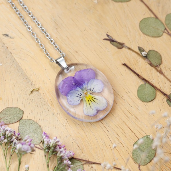 Classic dimensional pansy necklace