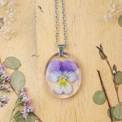 Classic dimensional pansy necklace