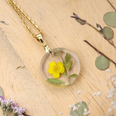 Classic dimensional necklace with a marsh marigold