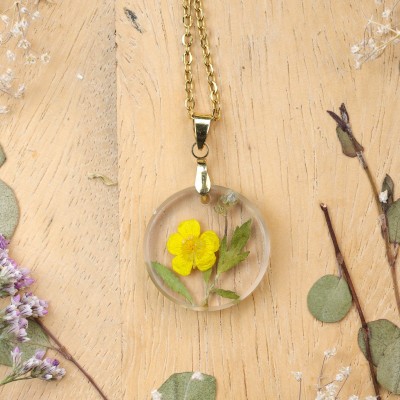 Classic dimensional necklace with a marsh marigold