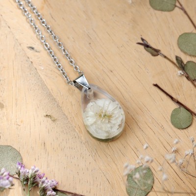 Classic dimensional rose necklace