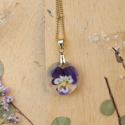 Classic dimensional pansy necklace