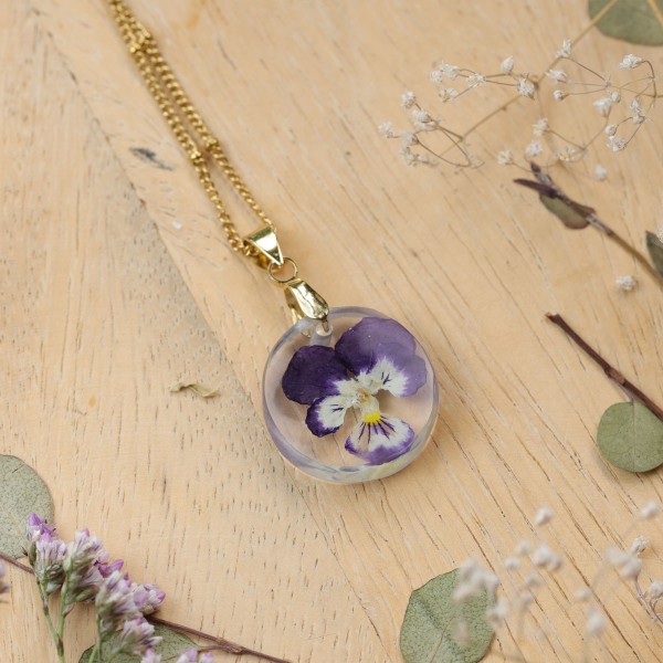 Classic dimensional pansy necklace