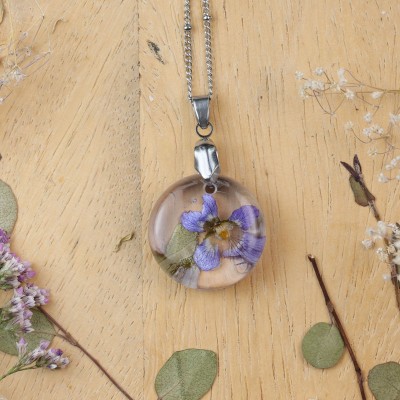 Classic dimensional necklace with a violet
