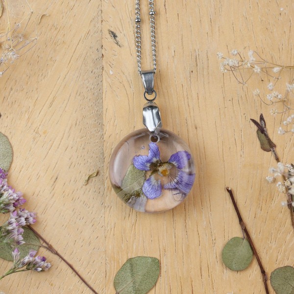 Classic dimensional necklace with a violet