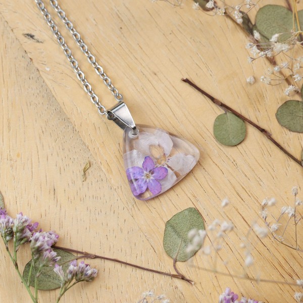 Classic dimensional necklace with a bouquet of flowers