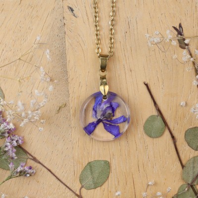 Classic dimensional necklace with a larkspur