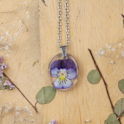 Classic dimensional pansy necklace