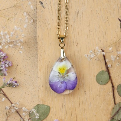 Classic dimensional pansy necklace