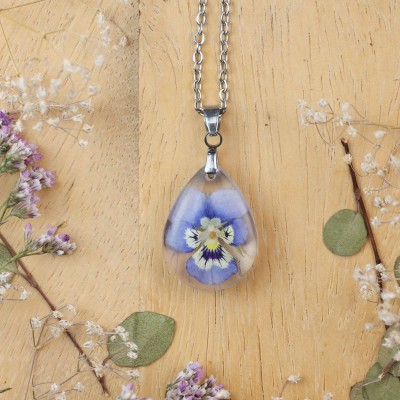 Classic dimensional pansy necklace