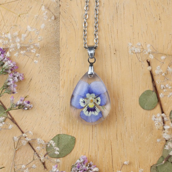 Classic dimensional pansy necklace