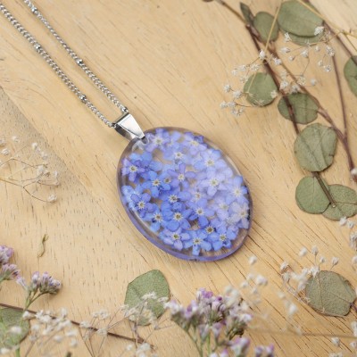 Classic dimensional necklace with forget-me-nots