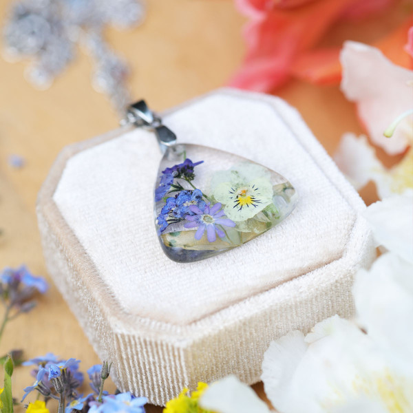 Classic necklace with a bouquet of flowers
