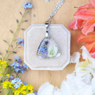 Classic necklace with a bouquet of flowers