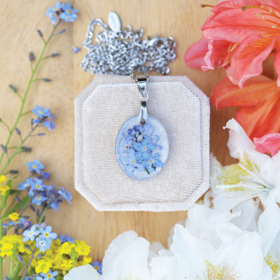 Classic necklace with forget-me-nots