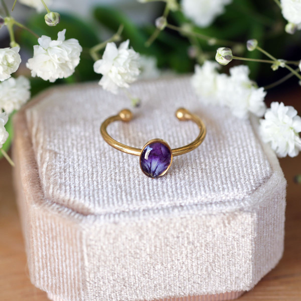 Classic ring with pansy petal