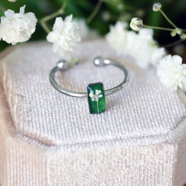 Classic ring with wild carrot flower