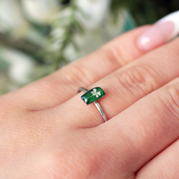 Classic ring with wild carrot flower