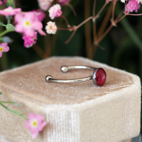 Classic ring with tulip